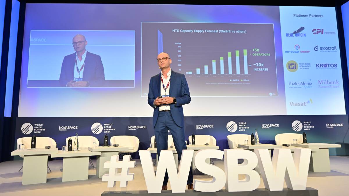 Nathan de Ruiter, Partner and Managing Director at Novaspace, at World Space Business Week presenting a chart on HTS capacity supply forecast, comparing Starlink with other satellite operators.